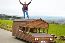 神人！帕萨特改房车，既可合法上路，时速还能飙到155公里视频封面