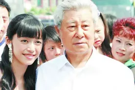 86岁王心刚对精神病妻子不离不弃！儿子也是大帅哥，如今依旧帅气视频封面