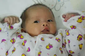 宝宝总爱挠自己的脸，多半是这个原因，宝妈们你要知道！