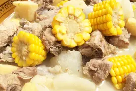 大厨教你玉米排骨汤的家常做法，步骤详细清晰，喜欢的可以收藏哦