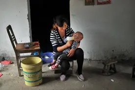 故事：我把工资全给嫂子，我出嫁她只给个抱枕，拆开后我声泪俱下图片