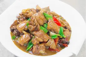 大盘鸡的家常做法，不用一滴酱油上色，看看大厨做的对不对？视频封面