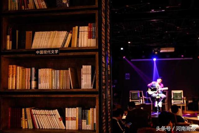 郑州有个梦幻书店！有人经常开车来书店喝酒到半夜，然后直接睡下