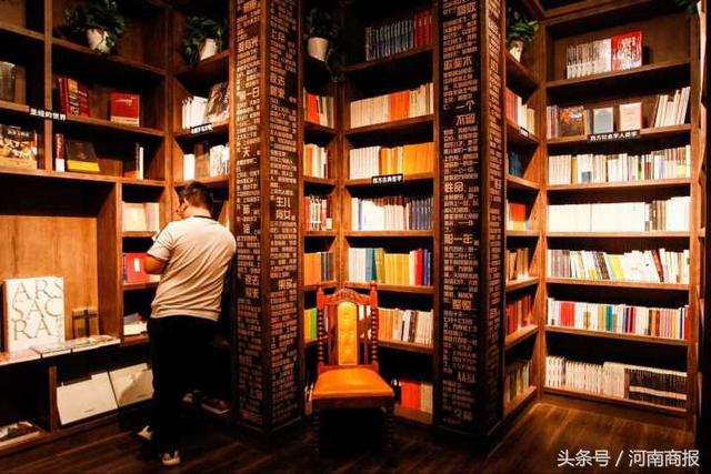 郑州有个梦幻书店!有人经常开车来书店喝酒到半夜,然后直接睡下
