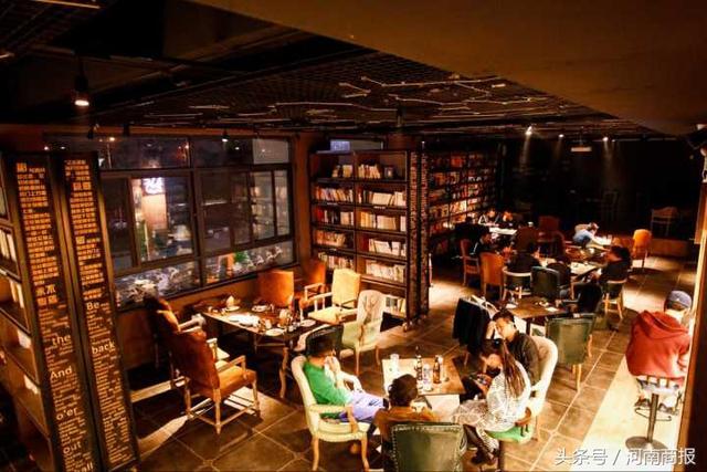 郑州有个梦幻书店！有人经常开车来书店喝酒到半夜，然后直接睡下