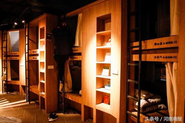 郑州有个梦幻书店!有人经常开车来书店喝酒到半夜,然后直接睡下