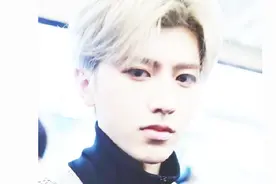 救驾！蔡徐坤被大批北美粉丝包围在洛杉矶！粉丝摔倒，暖心问候！视频封面