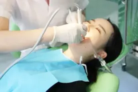 洁牙的三种常见方法  任意一种都能让你的牙齿洁白如初视频封面
