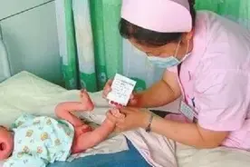 刚生下来的孩子为什么要在脚部抽血？听听大夫的解释！视频封面