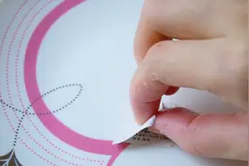 餐具上贴纸难撕不用愁？只需滴点它，轻松一扯就能完整撕掉