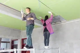 农村小伙装修吊顶，包工包料80元一平，这样的价格贵吗？视频封面