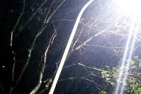 夜雨中的校园