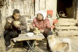 2017年冬：老两口这样做小米焖饭，每人两大碗，你喜欢吃吗？