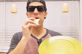 将吃薄饼的画面倒着放，结果越看越“饿”了！