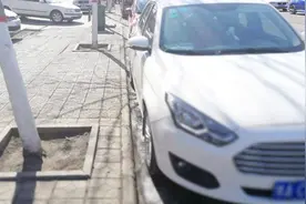 路边停车技巧，怎么判断车轮与道牙的距离，新手女司机一看就会！视频封面