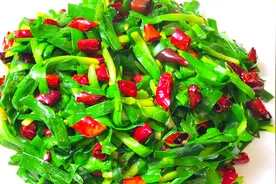 韭菜这样炒特别香，颜色碧绿不出水，而且特别嫩，可以试一下