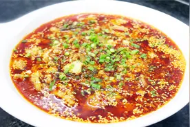 川菜厨师教你水煮肉片的做法，肉片滑嫩麻辣鲜香，看着就流口水了视频封面