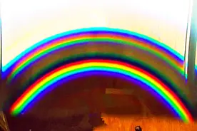 利用这么一个物理实验小工具，在任何地方都能观察到彩虹！视频封面