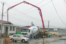 实拍农村自建房，用这设备浇筑圈梁，1小时能干300平米，省事省钱