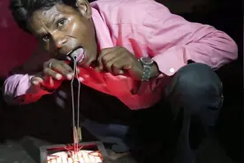 印度大叔不怕电，每日靠电充饥，吃半小时就饱！视频封面