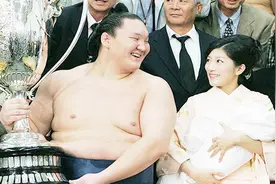 美女配“野兽”日本女明星大多嫁给肥胖相扑手？看完你都不敢相信视频封面