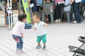 「Q」韩国小正太街头跟着音乐跳魔性江南style视频封面