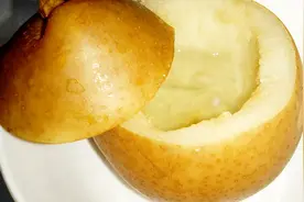 喉咙又干又痒，偶尔有几声咳嗽？教你在家做冰糖雪梨，止咳又润肺视频封面