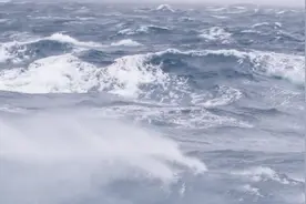 你见过真正的大海吗？这里以狂风巨浪闻名，万吨巨轮犹如一片树叶