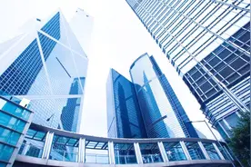 大银行里的6000人突然被机器人取代，每个人都该有危机感了！视频封面