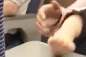 北京：熊孩子高铁上狂踢小桌板 影响乘客 家长行为引发网友争议视频封面