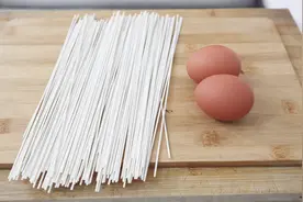 1把挂面 2个鸡蛋，烙出金黄焦脆的挂面煎饼，做法独特 酥脆焦香