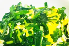 韭菜炒鸡蛋，韭菜性温，味辛，有益肝健胃，润肠通便的作用视频封面