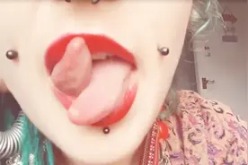 女子爱养蛇，想把自己整容成蛇的模样！甚至把舌头变成了这样