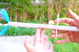 家里跑进小虫子不敢抓？小伙做了这个工具，一抓一个稳