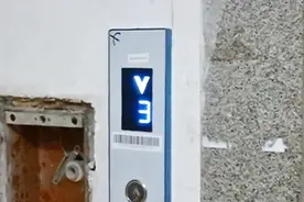 小区坐电梯要刷卡，如今业主意见分成了两派，工作人员犯了难视频封面