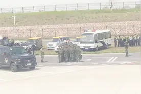 最新独家视频 长沙飞北京航班 一男子用钢笔胁持乘务员视频封面