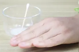 别再浪费钱去做美甲了，教你在家自制指甲护理液！指甲美得不得了视频封面