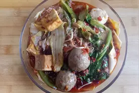 教你自制麻辣烫的做法，重点全在炒底料上，学会了不用出去买