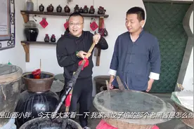 老爸调饺子馅必用的特色调味老黑酱，家乡特有，吃饺子必备！视频封面