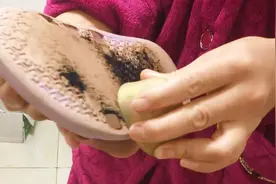 拖鞋穿久了特别滑，走路容易滑倒，教你一招，再也不用担心滑倒！视频封面