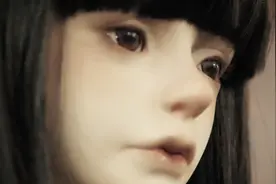 美丽又带点暗黑风格的BJD娃娃，身高1米2，世界最大视频封面