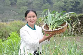 农村姑娘教你用大蒜做美食，一口一根，你吃过吗？视频封面