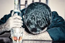 每次喝完酒都很难受？农村大爷教我一个土办法，快速醒酒不求人视频封面