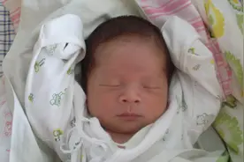 无论天气冷不冷，宝宝睡觉时总将胳膊放被子外，宝妈你了解原因吗视频封面