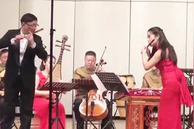 神笛公主吴佳蓁与师傅合奏《扬鞭催马运粮忙》巅峰之作满堂喝彩视频封面