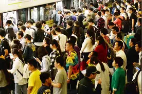 青岛地铁免费试乘被大爷大妈挤爆视频封面