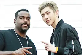 蔡徐坤金发背头晒与训练老师合照 网友：等你回来！视频封面