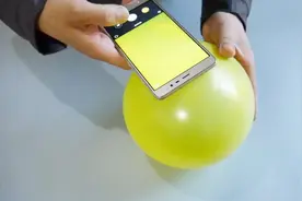 用手机给小孩子拍照不要近距离开启闪光灯，看完视频你就明白了视频封面