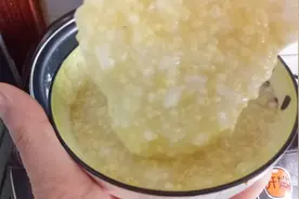 黏稠香浓的小米粥配上爆炒黄瓜和花生米，真是很好吃