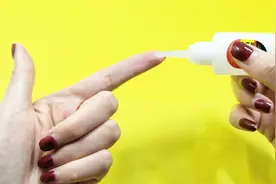 原来溶解502胶水这么简单？只需滴两滴它，快速溶解没有残留！视频封面
